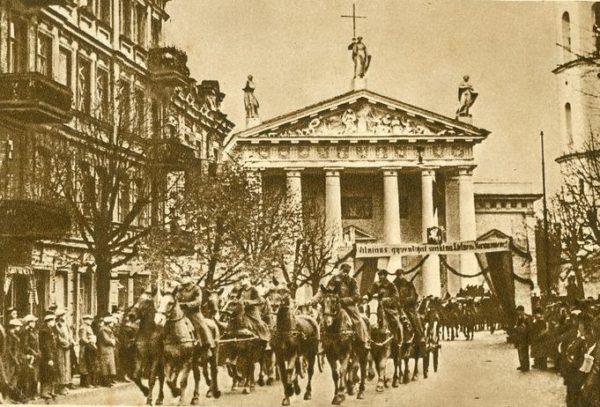 10-over-the-top-ways-lithuania-celebrated-its-100th-anniversary-Lithuanian_Army_enters_Vilnius_in_1939