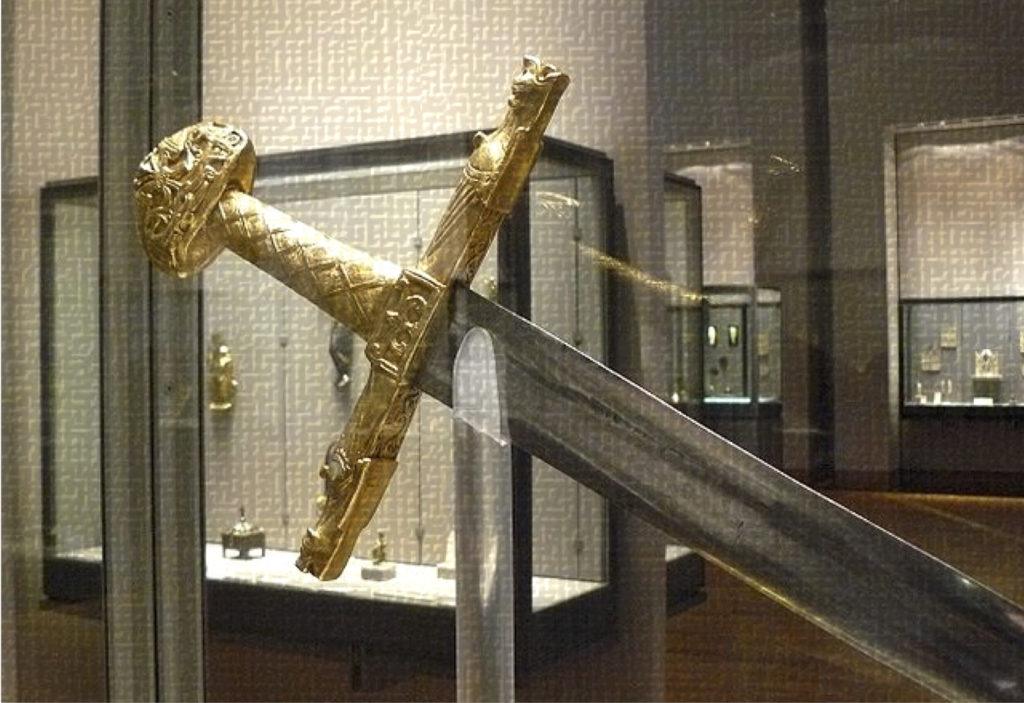 how-charlemagnes-sword-ended-up-in-italy-featured2